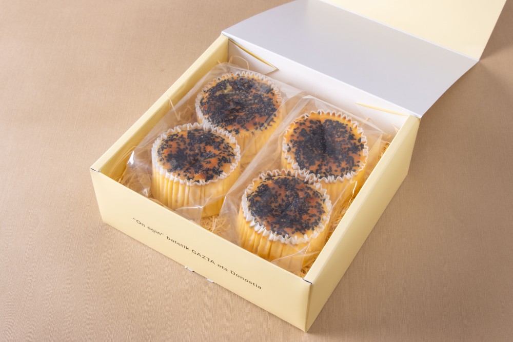 GAZTA・ガスタ　さつま芋と黒ごまのバスクチーズケーキとバスクチーズケーキ 2種4個セット